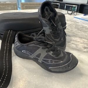 Nfinity Vengeance size Youth 11 black cheer shoe